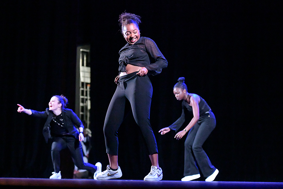 U_DANCE_SCHOOL_745